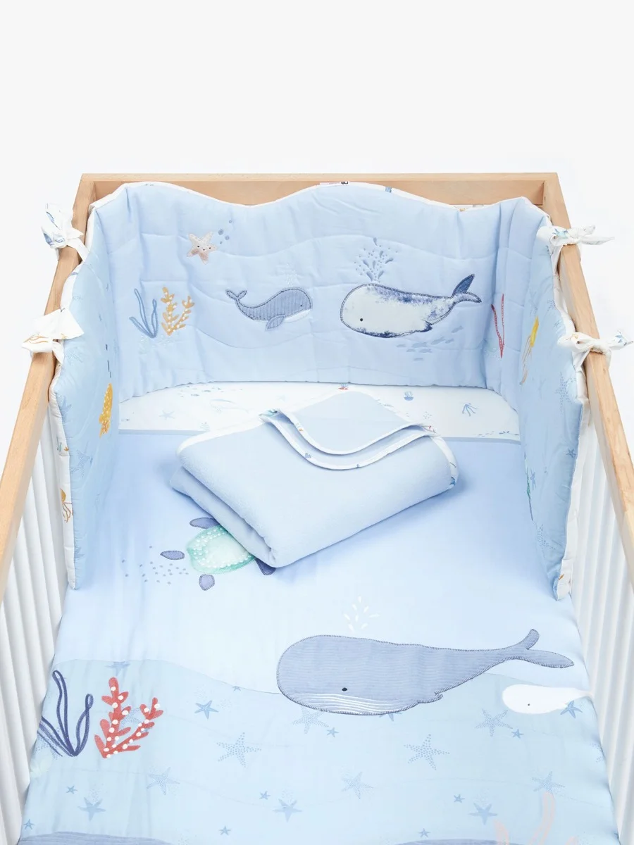 mothercare Set chăn ga cho giường cũi: 1 quây cũi, 1 chăn, 1 bọc nệm chần thun, 1 chăn phủ