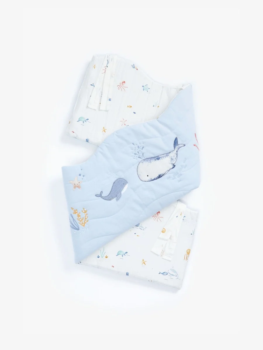 mothercare Set chăn ga cho giường cũi: 1 quây cũi, 1 chăn, 1 bọc nệm chần thun, 1 chăn phủ